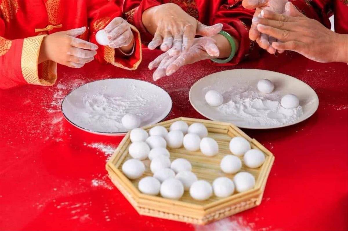 滚汤圆,在家_大山谷图库